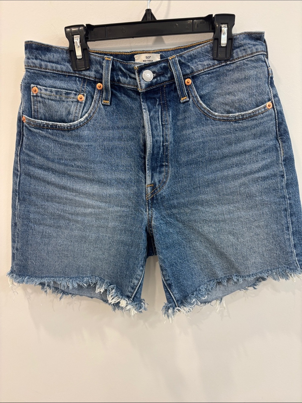 Levi’s Mid Thigh Shorts - 27